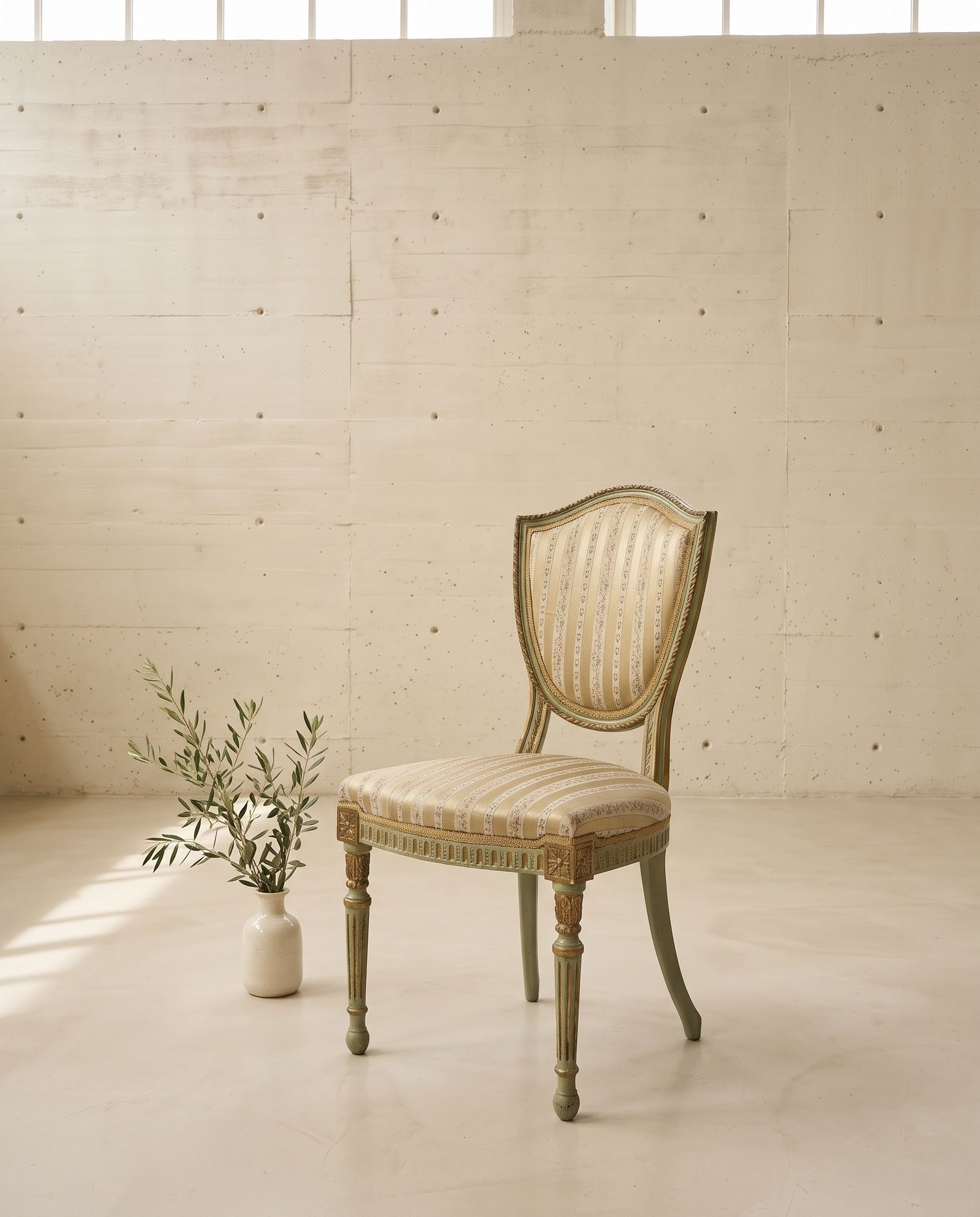 Sedia con schienale a scudo, telaio verde salvia con dorature e rivestimento a righe crema e oro
